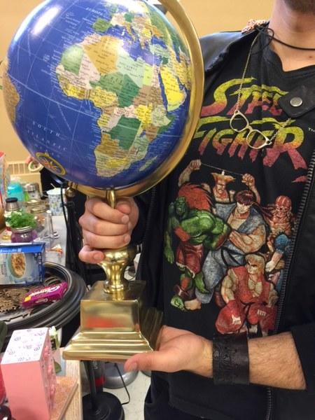 Un étudiant tenant un globe du monde.