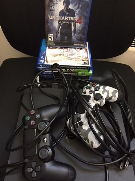 Contrôleurs PlayStation, jeux et fils.