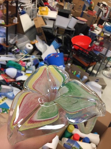 Un vase de verre-pétale de fleur avec la jonque s'est accumulé en arrière-plan.