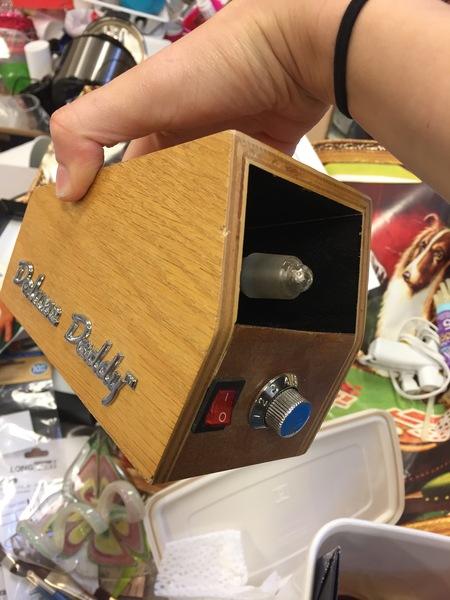 Un objet en bois avec un bouton de volume.