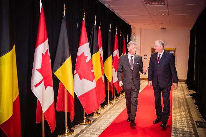 Le Roi des Belges marche sur le tapis rouge avec le recteur Jacques Frémont