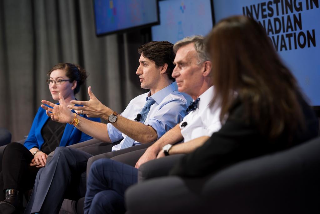 Le premier Ministre Justin Trudeau sur scène en compagnie de Bill Nye et de deux doctorantes lors d’une discussion tenue à l’Université d’Ottawa.