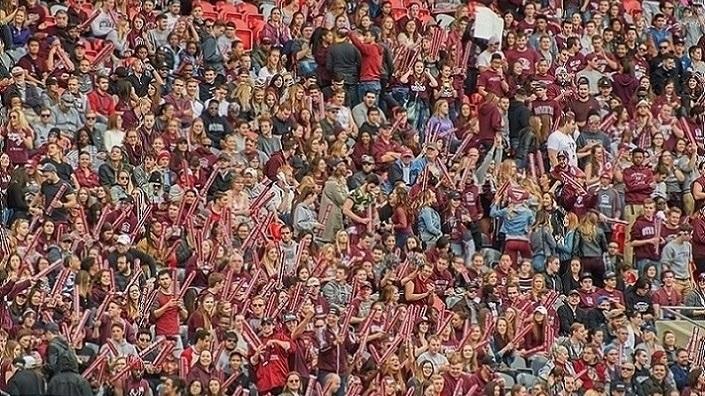 Une partie de la foule des partisans.