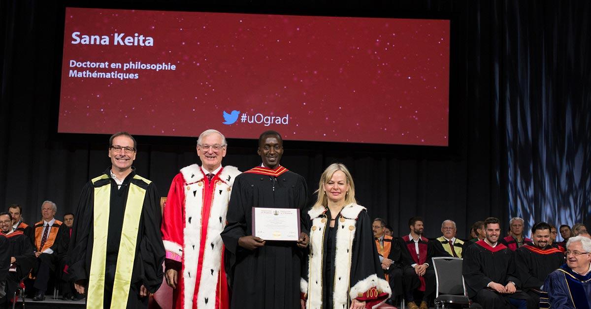 Sana Keita en compagnie de dignitaires de l’Université sur la scène de la collation des grades d’automne en 2018.
