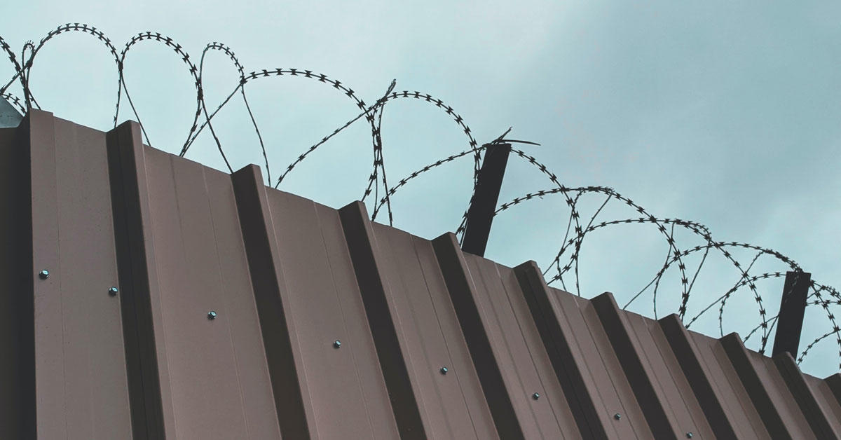 Mur en fil de fer barbelé