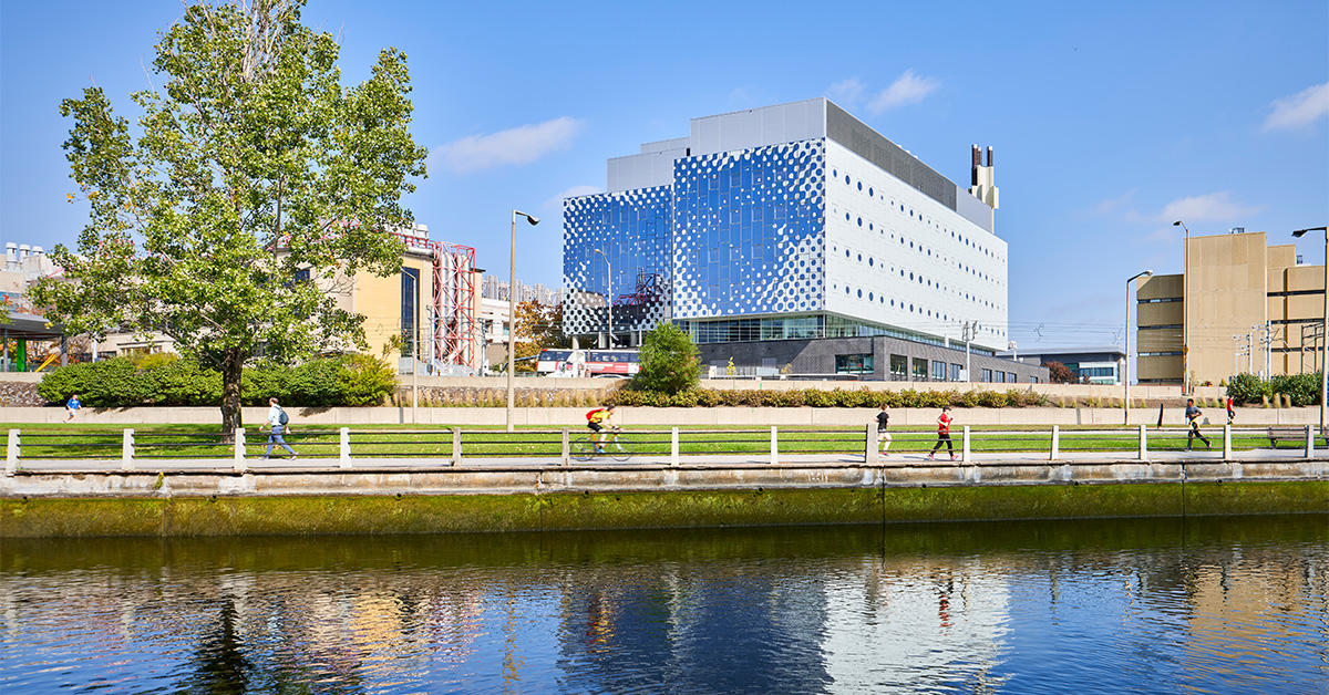 Le complexe STEM en été, vu de l'autre côté du canal Rideau