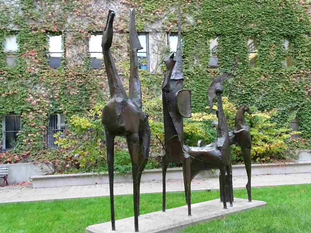 Statues de bronze représentant abstraitement des chevaux et une personne en armure.