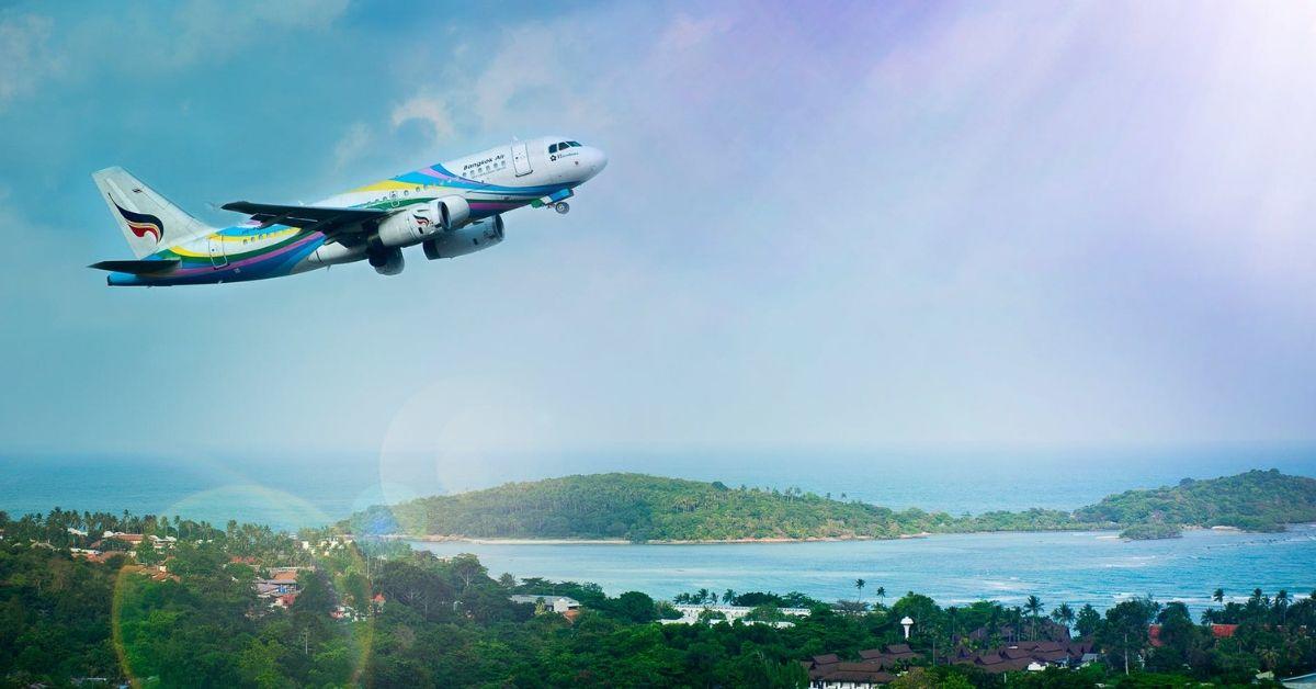 Un avion au départ d'une île tropicale.