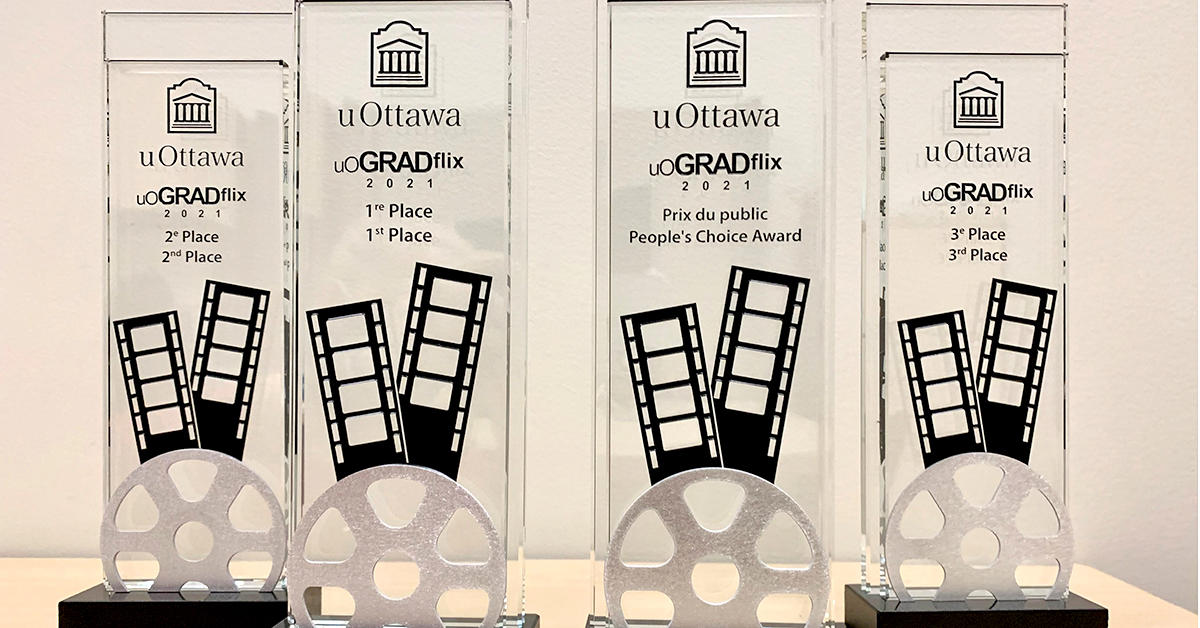 gros plan de quatre prix uogradflix placés sur une table