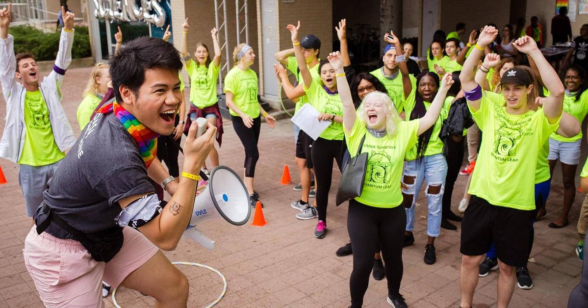 Des étudiants de l’Université d’Ottawa chantent joyeusement lors de la semaine d’accueil.