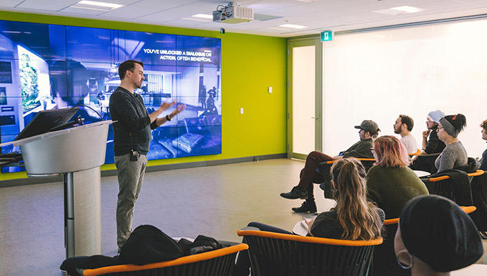 Peter Kuling s’adresse à une poignée d’étudiants confortablement assis devant lui.
