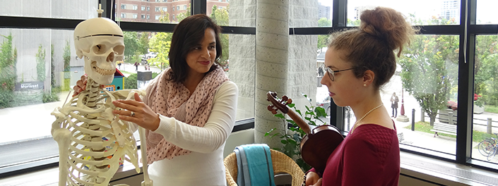 Dapne Mercado dans une séance de physiothérapie avec une étudiante