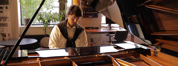 leopoldo erice playing the piano