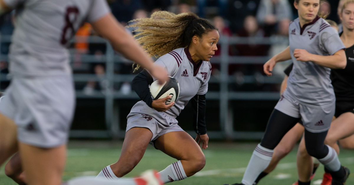 Joueuse de rugby tenant le ballon
